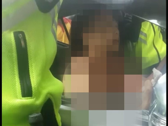 Di dalam video tampak wanita tersebut membuka baju bertelanjang dada. (Foto: Screenshot Video) Di dalam video tampak wanita tersebut membuka baju bertelanjang dada. (Foto: Screenshot Video)