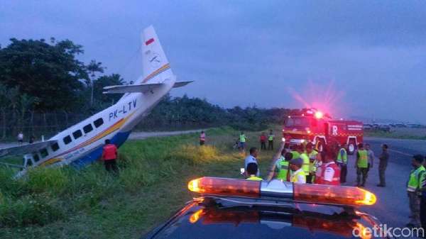 Pesawat Asian One Air Tergelincir di Bandara Sentani, Papua Pesawat Asian One Air Tergelincir di Bandara Sentani, Papua