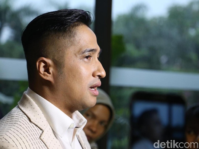 Irfan Hakim Tak Dampingi Ayahanda di saat Terakhir Irfan Hakim Tak Dampingi Ayahanda di saat Terakhir