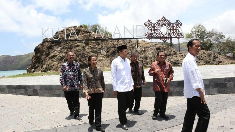 Presiden Jokowi bersama jajarannya serta Menteri Pariwisata Arief Yahya di Mandalika (Rusman/Biro pers Setpres/Kemenpar) Presiden Jokowi bersama jajarannya serta Menteri Pariwisata Arief Yahya di Mandalika (Rusman/Biro pers Setpres/Kemenpar)