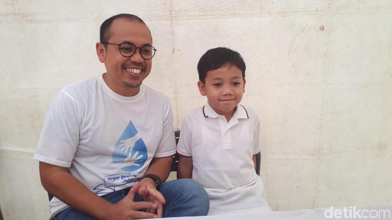 Cara Sogi Indra Dhuaja Ajarkan Cuci Tangan pada Anak Cara Sogi Indra Dhuaja Ajarkan Cuci Tangan pada Anak