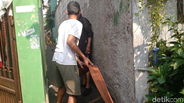 Kebakaran di Mampang, Warung Bakso dan Toko Sembako Hangus Terbakar