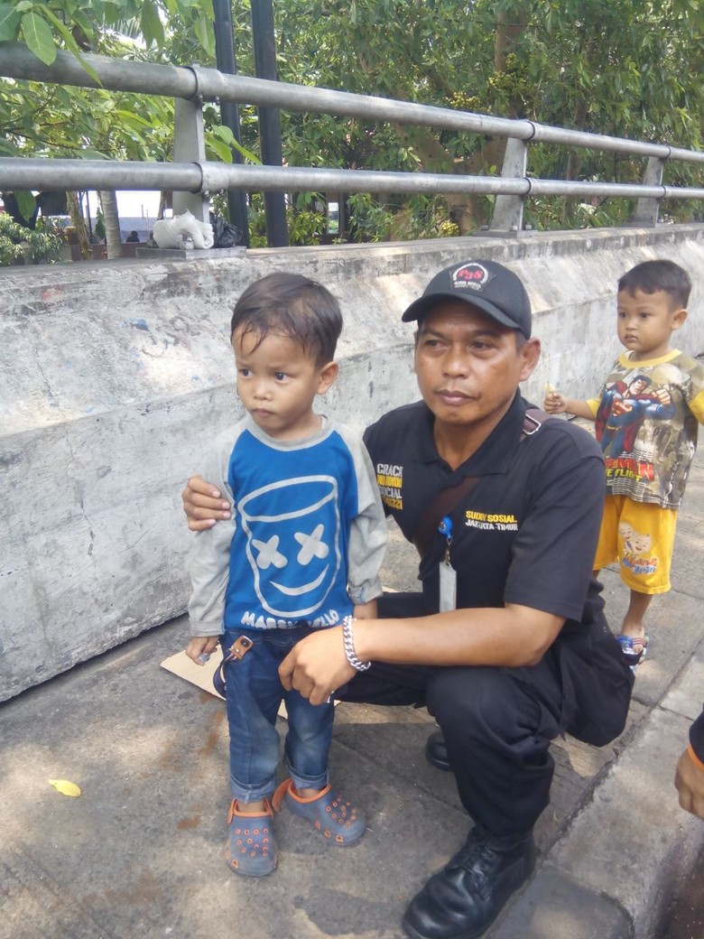 Tega Seorang Ayah Tinggalkan Anak 5 Tahun Di Pasar Rebo Jakarta