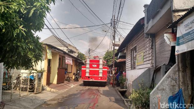 Kebakaran di Mampang, Warung Bakso dan Toko Sembako Hangus Terbakar