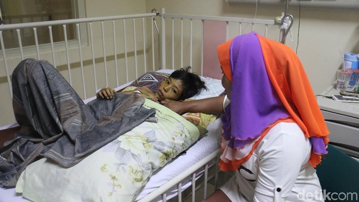 Afis Munanzar tertidur lemas di atas ranjang rumah sakit. Tubuhnya kurus kering. Tulang-tulang rusuk bocah 12 tahun itu dapat dengan mudah dihitung. Foto: Afis Munanzar dirawat di RSU Zainal Abidin, Aceh (Agus-detikcom) Afis Munanzar tertidur lemas di atas ranjang rumah sakit. Tubuhnya kurus kering. Tulang-tulang rusuk bocah 12 tahun itu dapat dengan mudah dihitung. Foto: Afis Munanzar dirawat di RSU Zainal Abidin, Aceh (Agus-detikcom)
