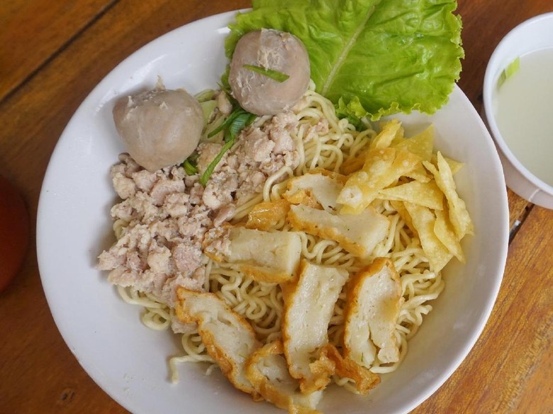Kong Djie Coffee: Bernostalgia dengan Kopi Susu dan Semangkuk Mie Ayam Khas Belitung Kong Djie Coffee: Bernostalgia dengan Kopi Susu dan Semangkuk Mie Ayam Khas Belitung