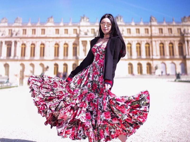 Ia pun juga pernah menyambangi Istana Versailles di Prancis. Gayanya pun fashionable nan mewah! (@ec24m/Instagram)