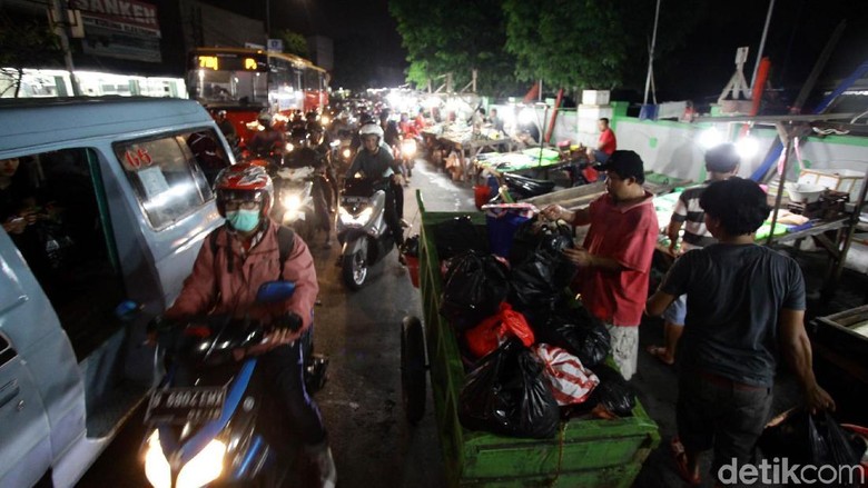 Foto: PKL Meluber ke Jalan, Bikin Macet!