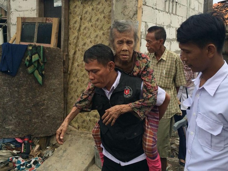 Pernah Ditemui Anies, Mak Eneng yang Telantar Kini Dibawa ke Panti