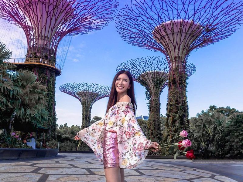Jamie yang berasal dari Singapura juga gemar traveling dalam negeri lho. Lihat saja pose anggunnya di Gardens By The Bay yang satu ini (@ec24m/Instagram)