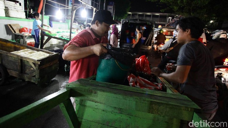 Foto: PKL Meluber ke Jalan, Bikin Macet!