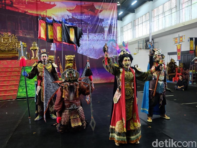 Teater Koma Siapkan 135 Kostum Pemain untuk Sin Jie Kwie 4 Teater Koma Siapkan 135 Kostum Pemain untuk Sin Jie Kwie 4