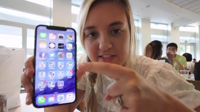Broke Amelia Peterson yang tengah memamerkan iPhone X. Foto: istimewa Broke Amelia Peterson yang tengah memamerkan iPhone X. Foto: istimewa