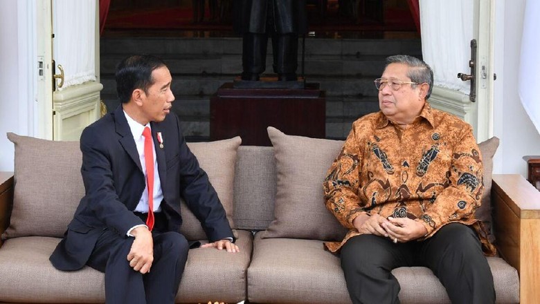 Foto: Senyum dan Santainya Obrolan Jokowi-SBY di Istana