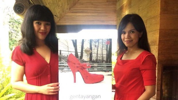 Ini Dia 10 Penulis Indonesia yang Bersinar (Intan Paramaditha sebelah kiri)