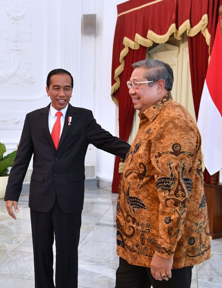 Foto: Senyum dan Santainya Obrolan Jokowi-SBY di Istana