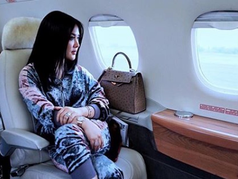 Syahrini Bawa Fans Terbang Naik Helikopter Syahrini Bawa Fans Terbang Naik Helikopter