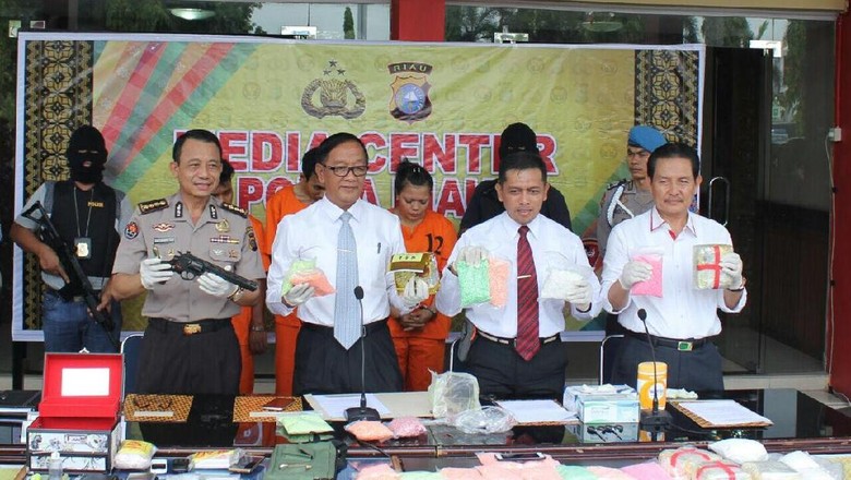 Akan Menikah, Deni-Anisa Malah Ditangkap karena 7,5 Kg Sabu Akan Menikah, Deni-Anisa Malah Ditangkap karena 7,5 Kg Sabu