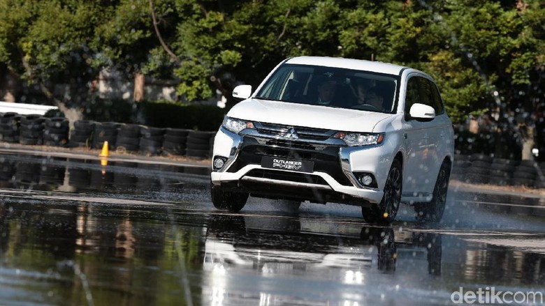 Sensasi SUV Plug in Hybrid Pertama Dunia dari Mitsubishi Sensasi SUV Plug in Hybrid Pertama Dunia dari Mitsubishi