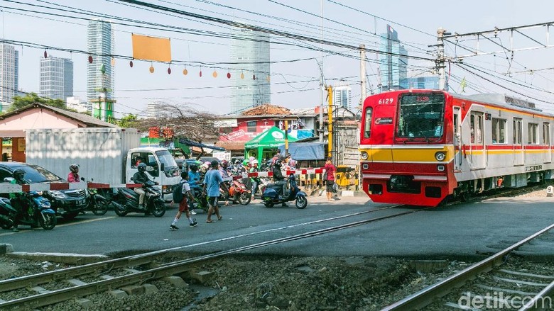 Terobos Palang Pintu Perlintasan KA Didenda Rp 750 Ribu Terobos Palang Pintu Perlintasan KA Didenda Rp 750 Ribu