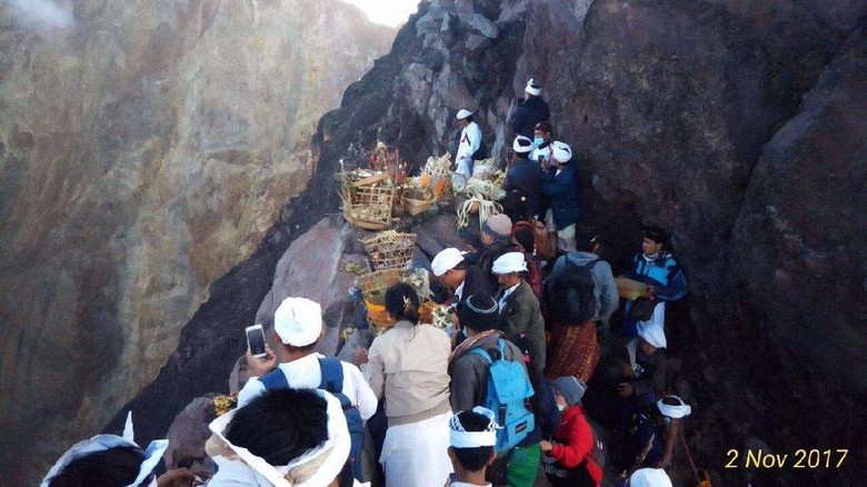 Gunung Agung Siaga, Ratusan Warga Tetap ke Puncak Kawah untuk Berdoa Gunung Agung Siaga, Ratusan Warga Tetap ke Puncak Kawah untuk Berdoa