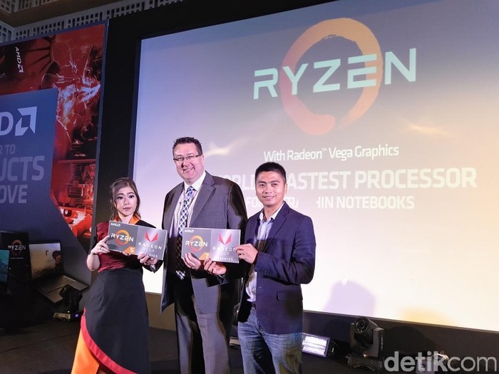 Peter Chamber, Director Consumer Sales APJ, AMD (tengah). Foto: yudhianto/detikinet Peter Chamber, Director Consumer Sales APJ, AMD (tengah). Foto: yudhianto/detikinet