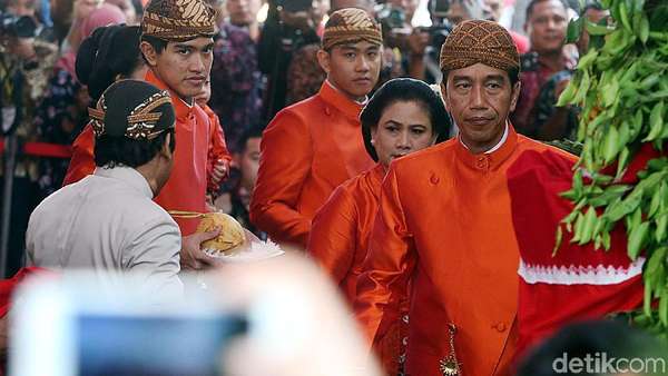 Ke Acara Jokowi Mantu, Pejabat Pusat dan Daerah Sewa Mobil Ini Ke Acara Jokowi Mantu, Pejabat Pusat dan Daerah Sewa Mobil Ini