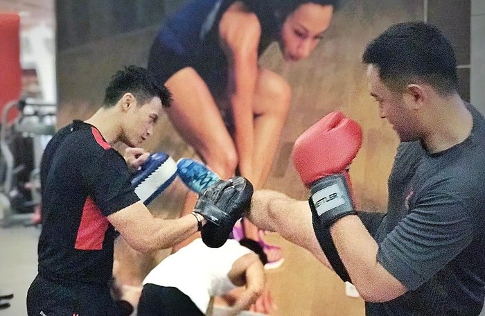 Sosok Haydar Pratama belakangan ini ramai jadi bahan pembicaraan netizen. Pilot tampan ini merupakan mantan pacar dari Kahiyang Ayu yang esok akan melepas masa lajangnya dengan Bobby Nasution. Ia pun gemar berolahraga, salah satu olahraga yang dilakukannya adalah kick boxing. (Instagram: @haydarpratama) Sosok Haydar Pratama belakangan ini ramai jadi bahan pembicaraan netizen. Pilot tampan ini merupakan mantan pacar dari Kahiyang Ayu yang esok akan melepas masa lajangnya dengan Bobby Nasution. Ia pun gemar berolahraga, salah satu olahraga yang dilakukannya adalah kick boxing. (Instagram: @haydarpratama)