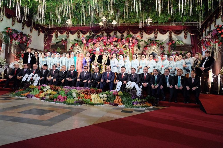 Menteri Jokowi Duduk di Lantai Pelaminan Saat Foto Bareng Kahiyang Menteri Jokowi Duduk di Lantai Pelaminan Saat Foto Bareng Kahiyang