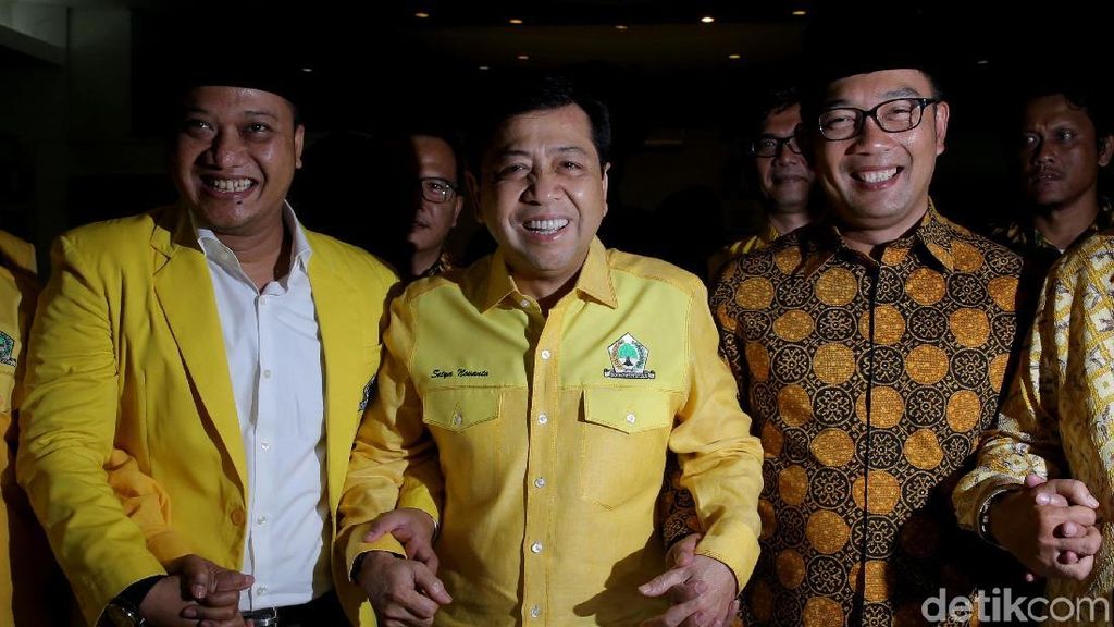 Senyum Semringah Setnov, Daniel Mutaqien dan Ridwan Kamil Senyum Semringah Setnov, Daniel Mutaqien dan Ridwan Kamil