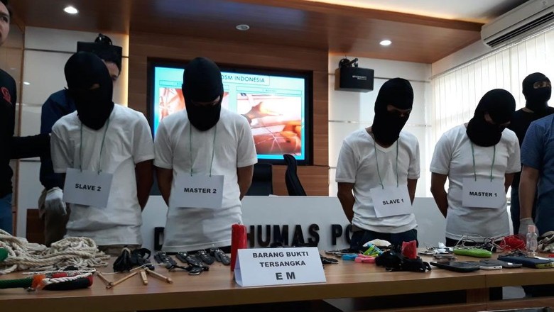 2 Gay yang Lakukan Pornografi BDSM Sudah Menikah dan Punya Anak 2 Gay yang Lakukan Pornografi BDSM Sudah Menikah dan Punya Anak