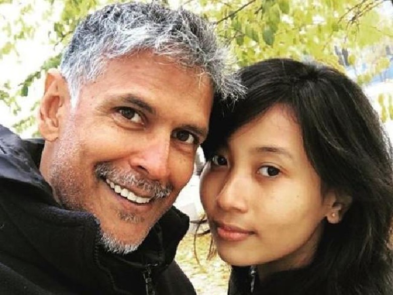 Kisah Cinta Aktor Bollywood Berumur 52 Tahun dan Gadis 18 Tahun Kisah Cinta Aktor Bollywood Berumur 52 Tahun dan Gadis 18 Tahun