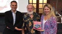 Profesor Australia Tulis Buku Soal Angkot dan Bus Minangkabau Profesor Australia Tulis Buku Soal Angkot dan Bus Minangkabau