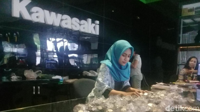 Eko dan Erna Kumpulkan Koin Hasil Jualan Bakso untuk Beli Ninja Eko dan Erna Kumpulkan Koin Hasil Jualan Bakso untuk Beli Ninja