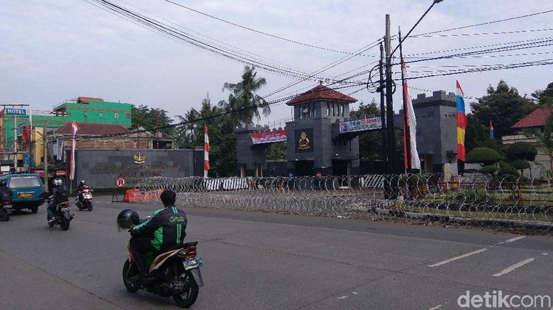 Kawat Berduri Masih Terpasang di Depan Mako Brimob Kawat Berduri Masih Terpasang di Depan Mako Brimob