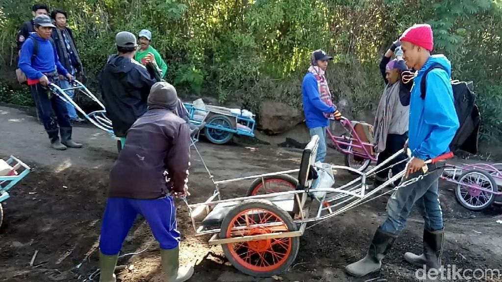 Taksi di Jalur Pendakian Gunung Ijen yang Tak Murah Taksi di Jalur Pendakian Gunung Ijen yang Tak Murah