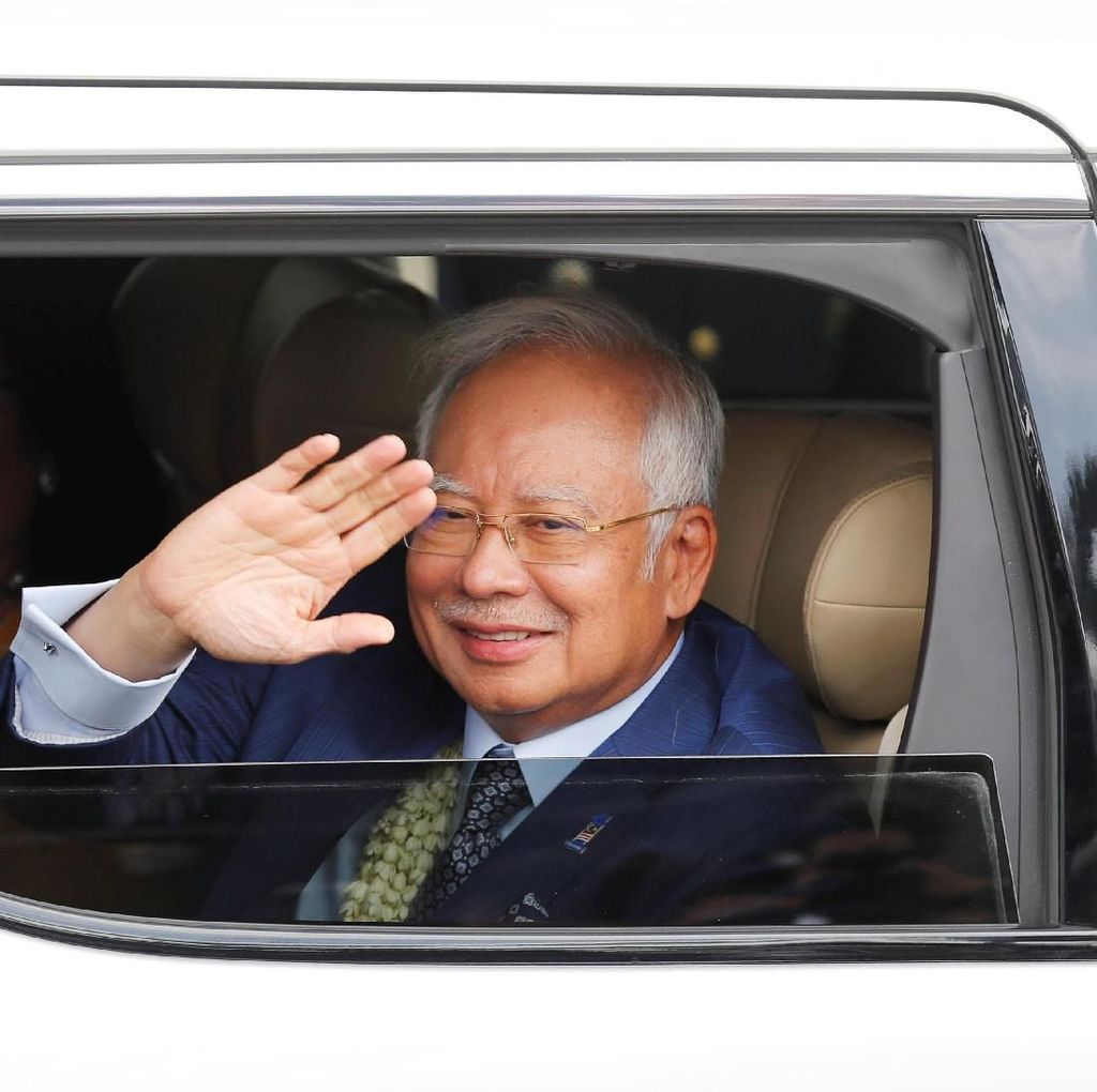 Jelang Pemilu, PM Najib Janji Naikkan Gaji PNS Malaysia Rp 5,1 T Jelang Pemilu, PM Najib Janji Naikkan Gaji PNS Malaysia Rp 5,1 T