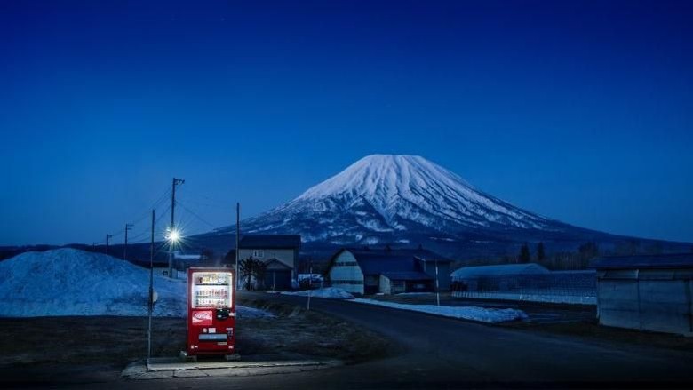 Vending machine yang ada di Kota Kutchan, Hokkaido dengan latar belakangnya adalah Gunung Yotei (Dok. Eiji Ohashi/CNN Style) Vending machine yang ada di Kota Kutchan, Hokkaido dengan latar belakangnya adalah Gunung Yotei (Dok. Eiji Ohashi/CNN Style)