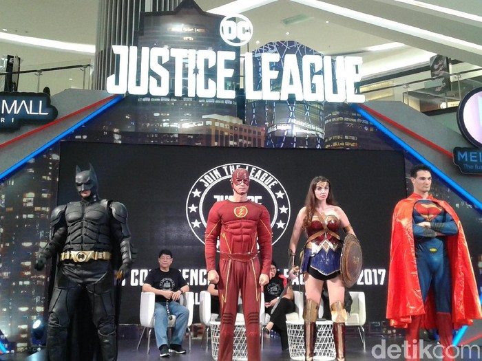 Para tokoh superhero akan olahraga lari. (Foto: Widiya Wiyanti) Para tokoh superhero akan olahraga lari. (Foto: Widiya Wiyanti)