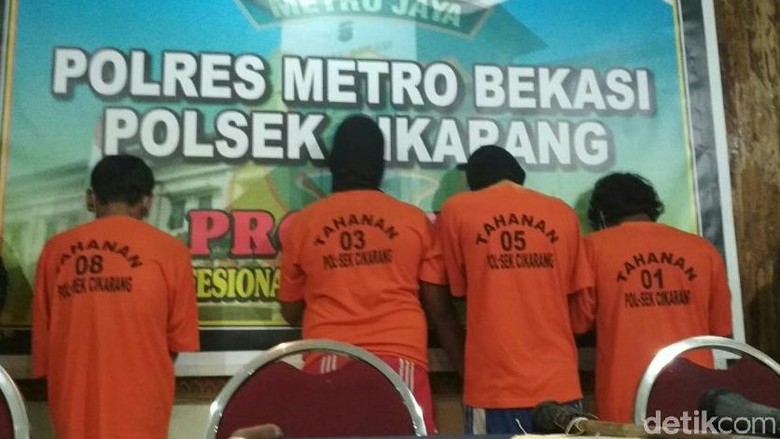 Polisi Tangkap 4 Pengeroyok Suporter Bola hingga Tewas Polisi Tangkap 4 Pengeroyok Suporter Bola hingga Tewas