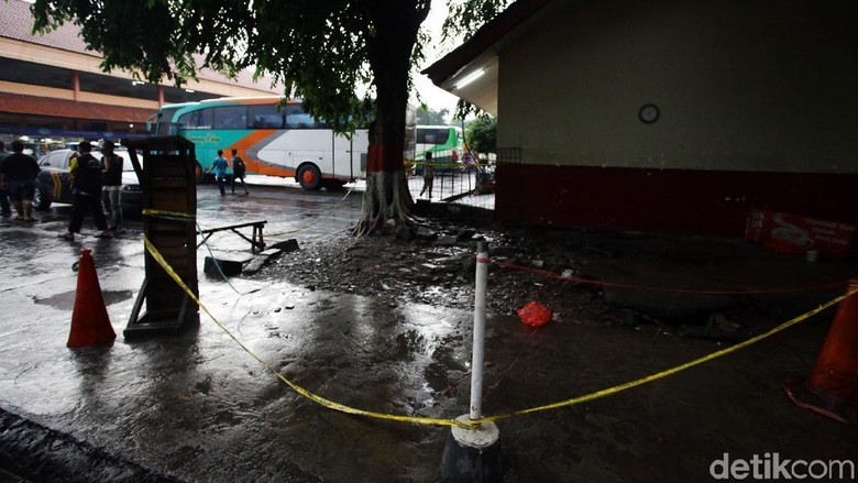 Pembunuh Pria yang Mayatnya Terbungkus Kain Dibawa ke Polres Jaktim Pembunuh Pria yang Mayatnya Terbungkus Kain Dibawa ke Polres Jaktim