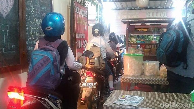Viral Foto Warung Makan Dilewati Pemotor di Yogya yang Buat Penasaran Viral Foto Warung Makan Dilewati Pemotor di Yogya yang Buat Penasaran