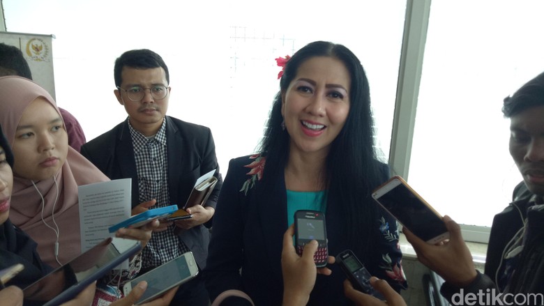 Pakai Bunga di Telinga, Begini Gaya Venna Melinda di DPR Pakai Bunga di Telinga, Begini Gaya Venna Melinda di DPR
