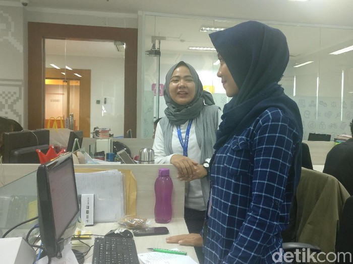 Jangan terus duduk, sesekali coba berdiri saat sedang di kantor. (Foto: Firdaus Anwar/detikHealth) Jangan terus duduk, sesekali coba berdiri saat sedang di kantor. (Foto: Firdaus Anwar/detikHealth)