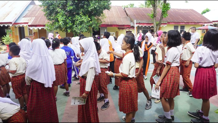 Yohei Sasakawa, Duta Eliminasi Kusta dari Organisasi Kesehatan Dunia (WHO) melakukan kunjungan ke SDN 12 Limboto untuk melakukan sosialisasi mengenai kusta. Hal ini ditempuh agar kasus baru kusta dapat terdeteksi secara dini dan membentuk kebiasaan hidup sehat masyarakat, seperti misalnya ajakan untuk rajin mencuci tangan guna terhindar dari kuman atau bakteri. (Foto: Aisyah Kamaliah/detikHealth) Yohei Sasakawa, Duta Eliminasi Kusta dari Organisasi Kesehatan Dunia (WHO) melakukan kunjungan ke SDN 12 Limboto untuk melakukan sosialisasi mengenai kusta. Hal ini ditempuh agar kasus baru kusta dapat terdeteksi secara dini dan membentuk kebiasaan hidup sehat masyarakat, seperti misalnya ajakan untuk rajin mencuci tangan guna terhindar dari kuman atau bakteri. (Foto: Aisyah Kamaliah/detikHealth)