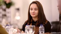 Ridwan Kamil Disuapi Chelsea Islan, Netizen: Menang Banyak, Pak!