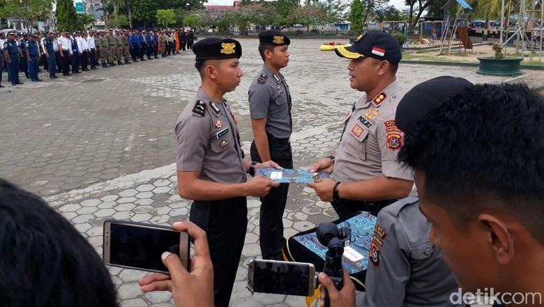 2 Polisi yang Selamatkan Ketua Pengadilan Baubau Dapat Penghargaan 2 Polisi yang Selamatkan Ketua Pengadilan Baubau Dapat Penghargaan