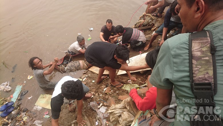 Mayat Wanita Ditemukan Mengapung di Kali Ciliwung Mayat Wanita Ditemukan Mengapung di Kali Ciliwung