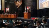 Anies Buka dan Tutup Pidato RAPBD 2018 di DPRD dengan Pantun Anies Buka dan Tutup Pidato RAPBD 2018 di DPRD dengan Pantun