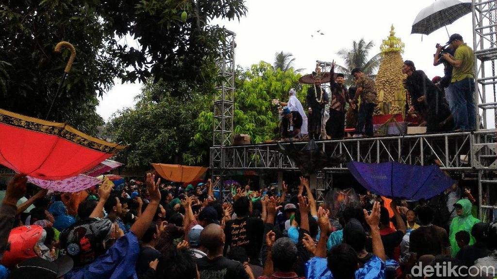 Hujan-hujan Berebut Apem untuk Ngalap Berkah di Boyolali Hujan-hujan Berebut Apem untuk Ngalap Berkah di Boyolali